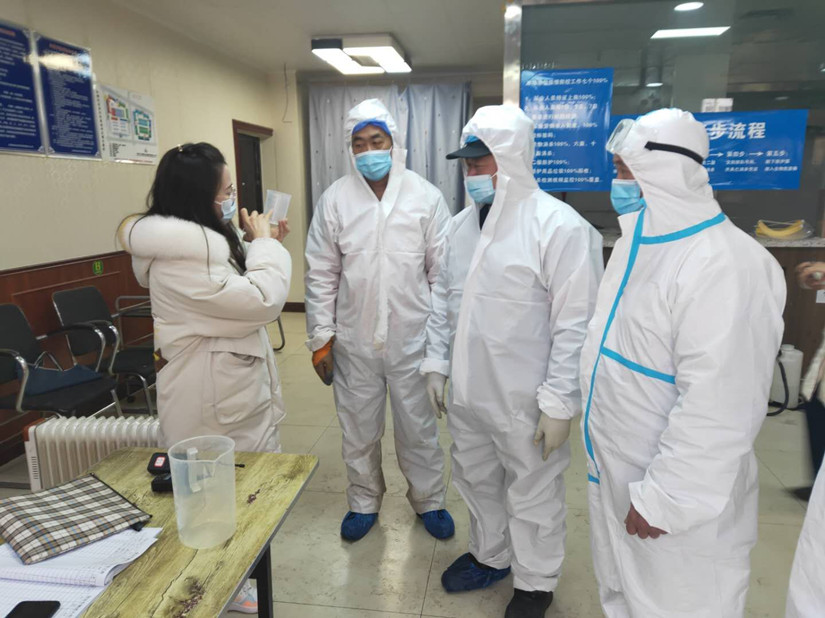 1614742941995857.jpg 圖為:沙區(qū)疾控中心技術(shù)指導(dǎo)人員對市場專職消毒人員進(jìn)行培訓(xùn)_副本.jpg