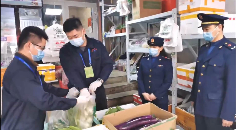 1614744112184845.jpg 圖為:抽檢執(zhí)法人員抽樣現(xiàn)場_副本.jpg