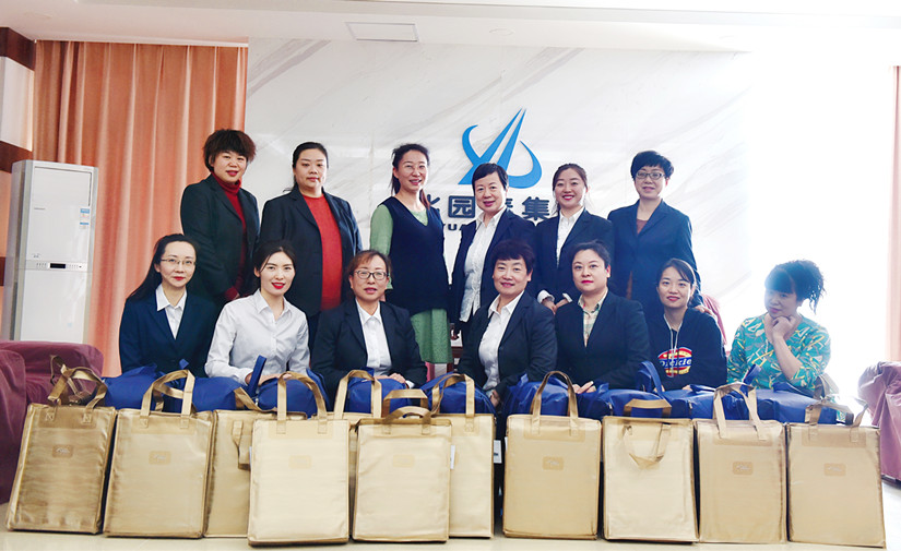 圖為：集團公司女職工三八節(jié)節(jié)日禮品領取合影留念_副本.jpg