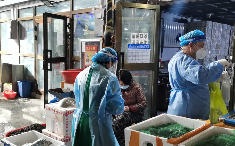 1617215349863982.jpg 自治區(qū)疾控中心專業(yè)技術(shù)人員對(duì)我市場(chǎng)外環(huán)境標(biāo)本采樣隨機(jī)抽樣檢測(cè)_副本.jpg