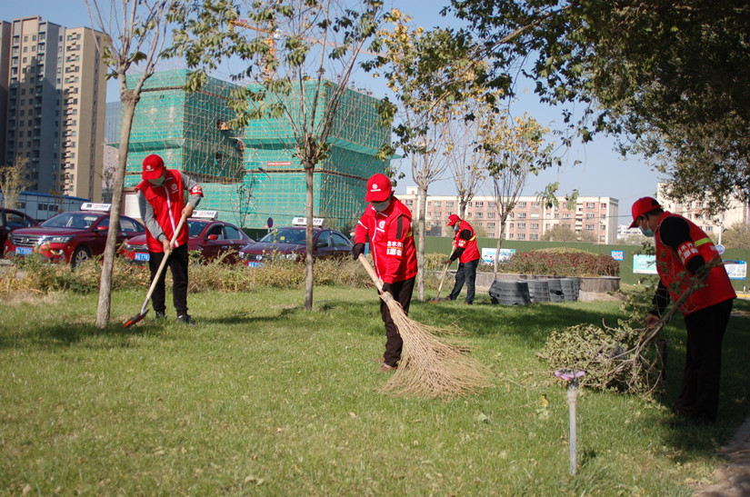 1635391384687247.jpg 圖為:運(yùn)輸公司志愿服務(wù)隊(duì)清掃垃圾_副本.jpg